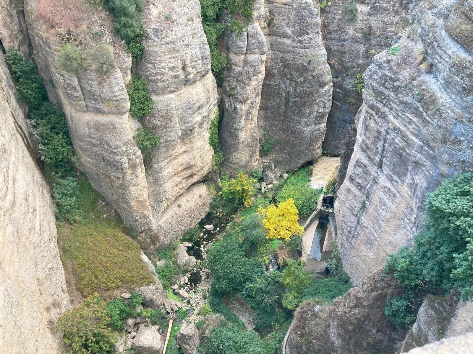 look-down-from-ronda-bridge